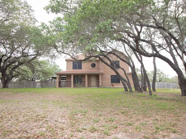 797 KILLARNEY RD, Floresville, TX 78114