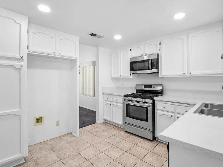 10717 Keller Dr — Photo 8