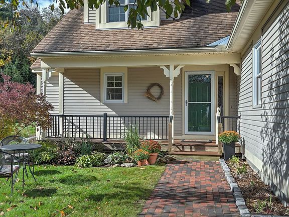 3rd image of 7 Surry Hill Drive