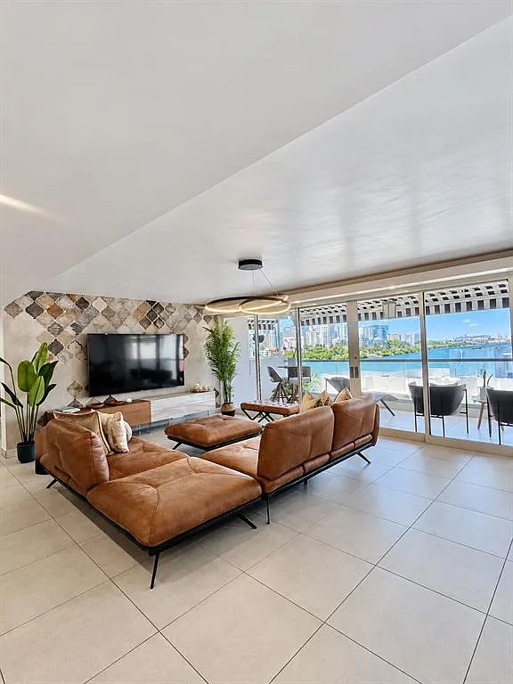 4 bed, 3.0 bath, 1952 sqft, $8,000 — Photo 4