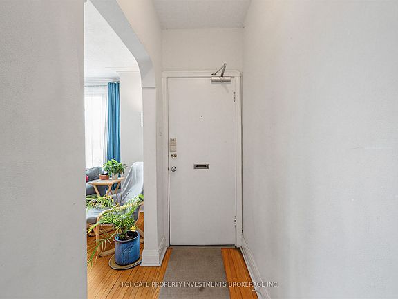 3rd image of 981 Avenue Rd