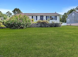 18 Ringwood Ln W, Hewitt, NJ 07421