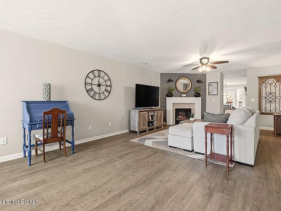 4th image of 210 Charlton Wynde Dr #5