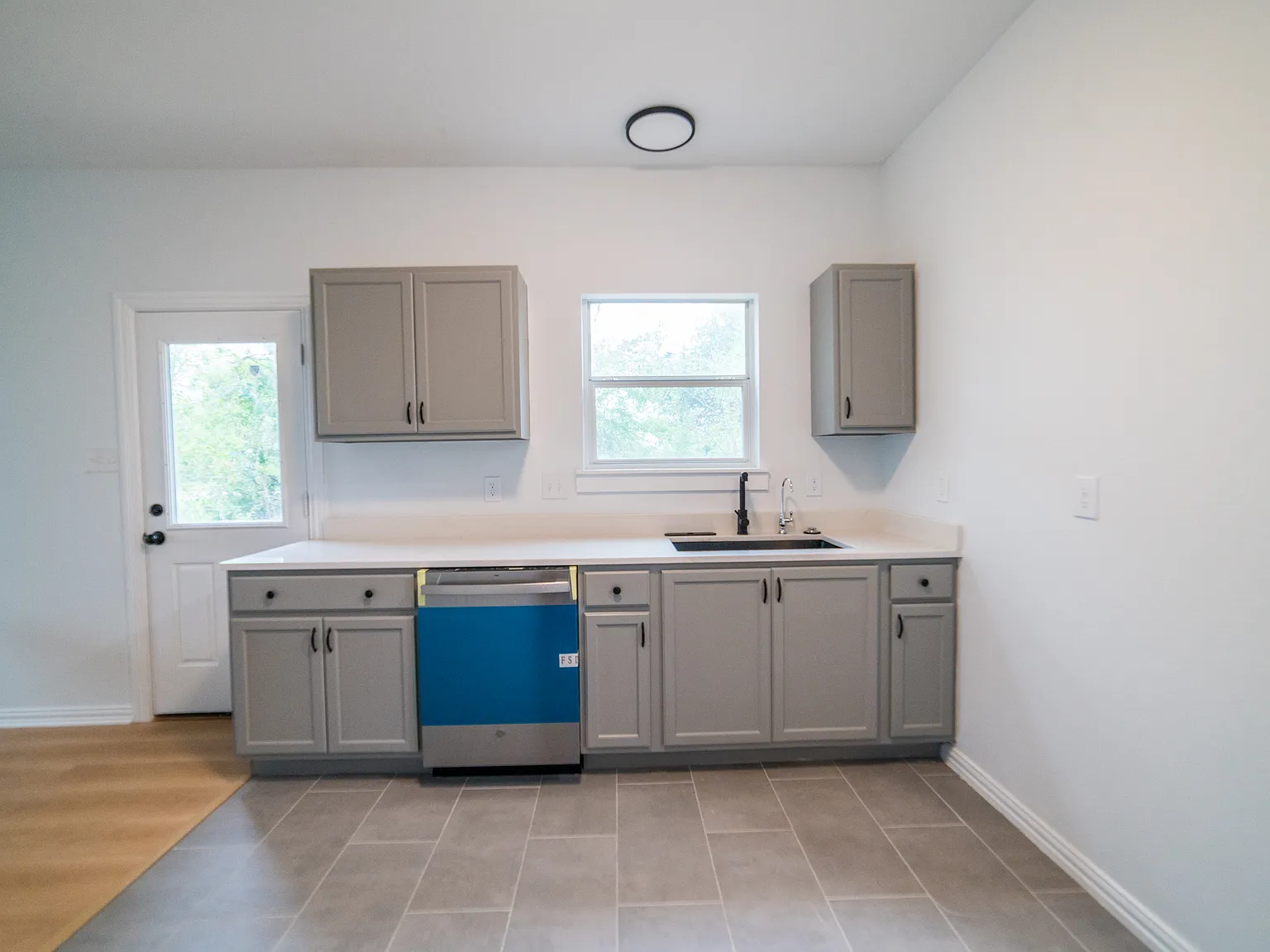 3 bed, 1300 sqft, $2,200 — Photo 4