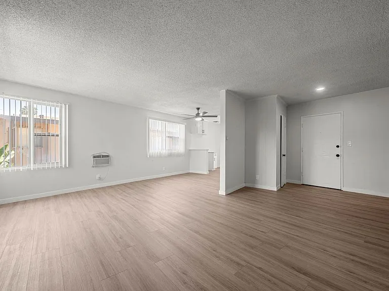 3907 Roxanne Ave — Photo 11