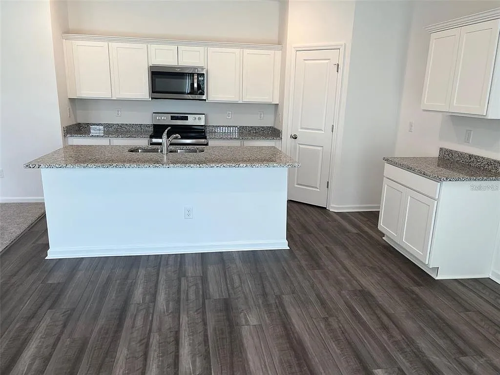 4 bed, 3.0 bath, 2260 sqft, $2,500 — Photo 2