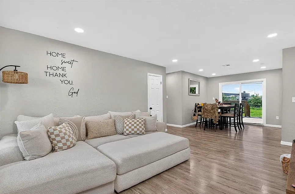 3 bed, 1100 sqft, $1,229 — Photo 3