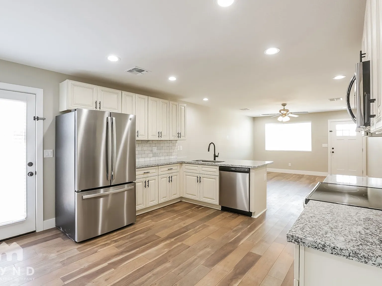 3 bed, 2.0 bath, 1100 sqft, $2,020 — Photo 2