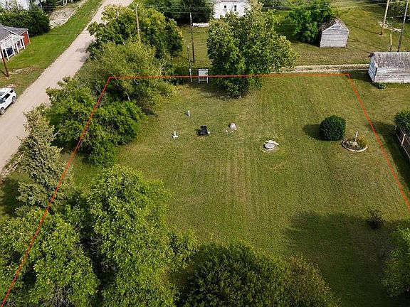 3rd image of 136 Railway AVENUE