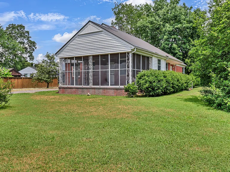217 E Meadow Cir — Photo 6