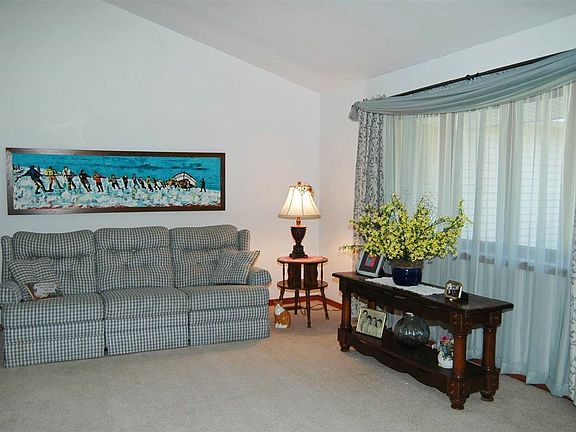 3rd image of 808 W Berry Ave