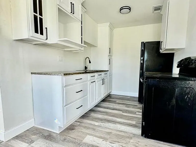 1146 W 24th St — Photo 1
