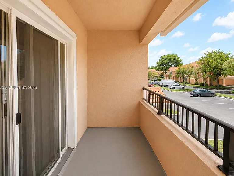1002 Belmont Ln #1002 — Photo 3
