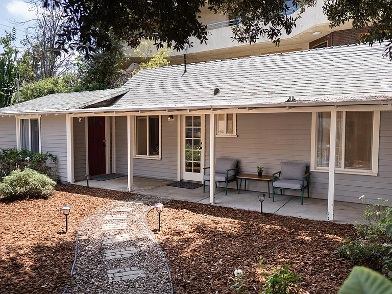 1058 Allen Ave — Photo 9