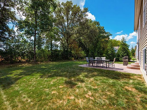 3rd image of 611 Deer Run Dr