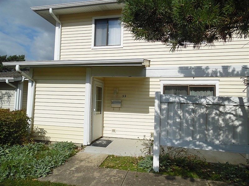 1st image of 32 Waterford Dr