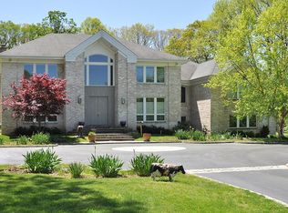 1 Chestnut Hill Dr, Oyster Bay, NY 11771