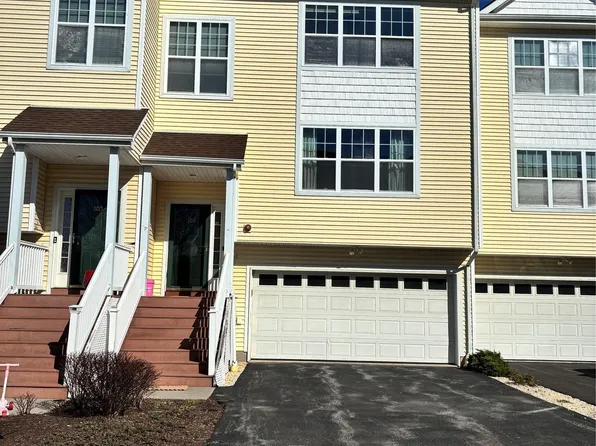 105 Woodlake Dr, Middletown, NY 10940