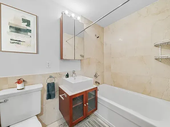 166 Kingsland Avenue image 4 of 8