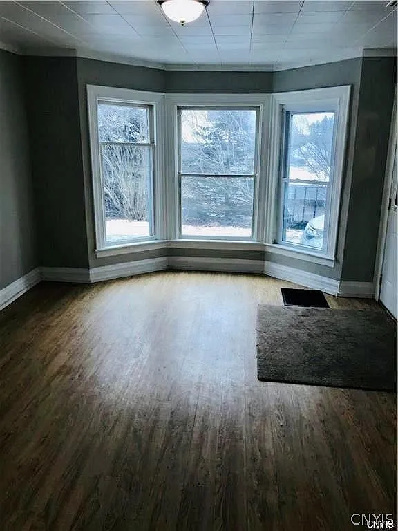 2 bed, 1.0 bath, 2402 sqft, $1,100 — Photo 2