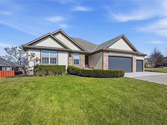 2nd image of 822 SW 35th Ter