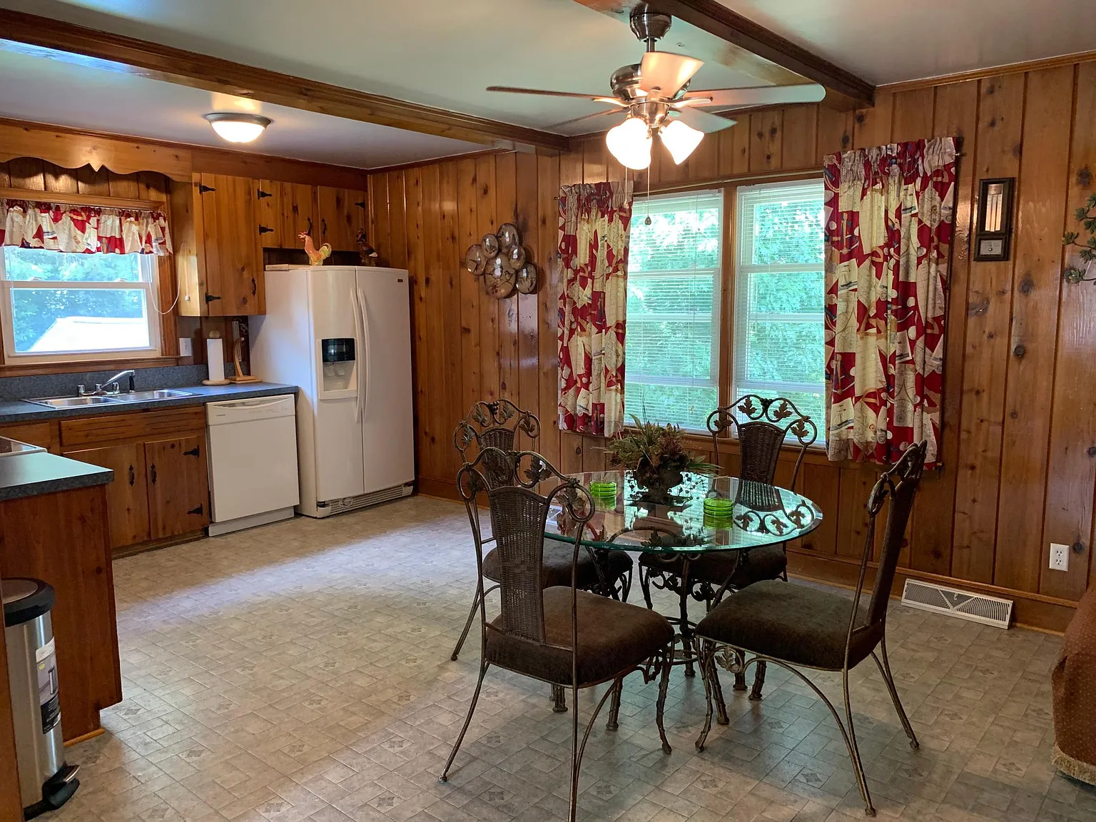 3 bed, 1.5 bath, 1300 sqft, $2,200 — Photo 3