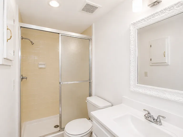 Ambassador House Apartments — Photo 27