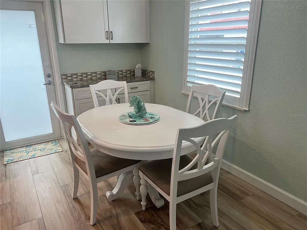 2 bed, 1.0 bath, 941 sqft, $6,900 — Photo 2