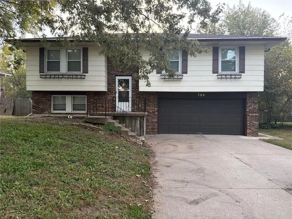 704 N 20th St, Leavenworth, KS 66048