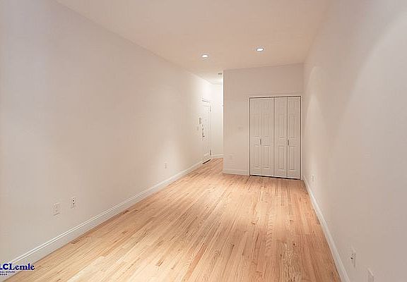 3rd image of 209 E 88th St APT 1A
