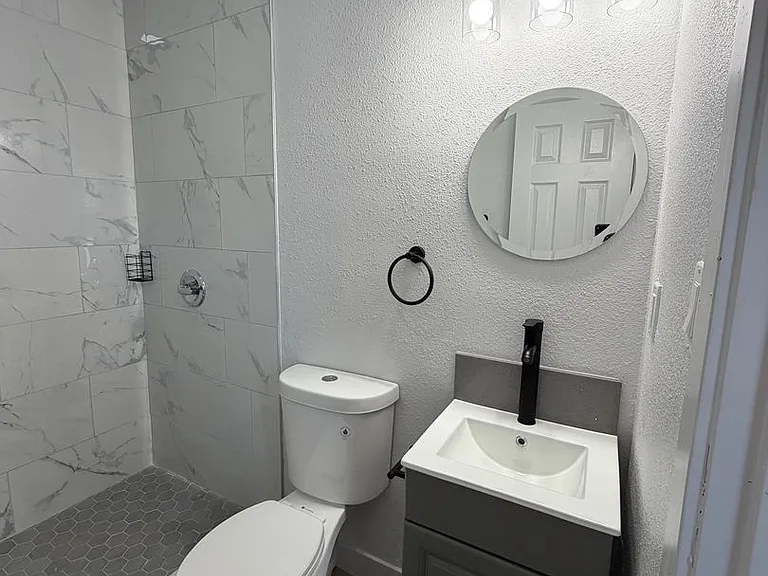 1044 W 42nd Pl — Photo 12