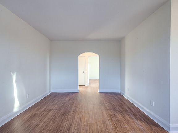 4th image of 36 Wood Glen Rd #404