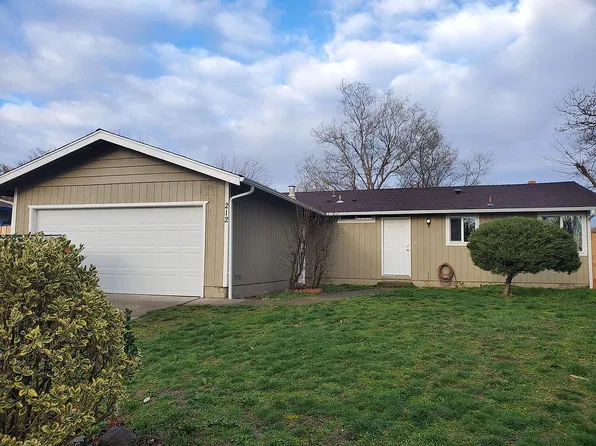 212 Coral Cir, Phoenix, OR 97535