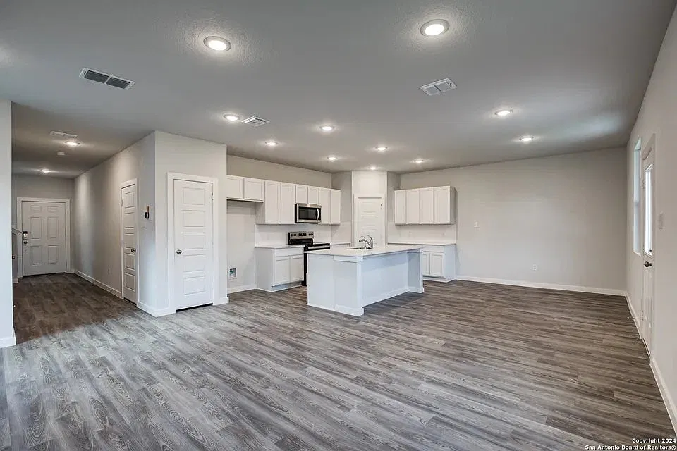 Spacious Single Family 2024 4BR 2.5 Bath Near JBSA, 2-Car Garage, Fenced Yard, Whole-Home Soft Water — Photo 4