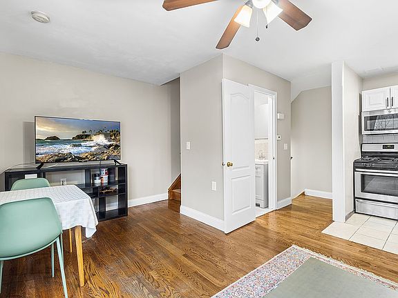 5th image of 693 Evergreen Ave