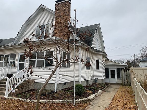 Side breezeway entrance