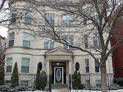 2nd image of 722 W Roscoe St
