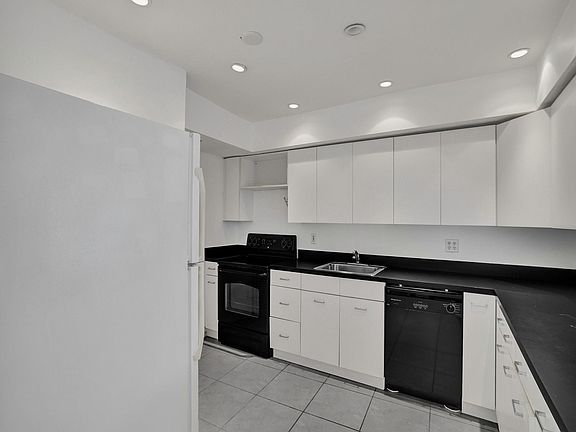 4th image of 200 Diplomat Parkway #225
