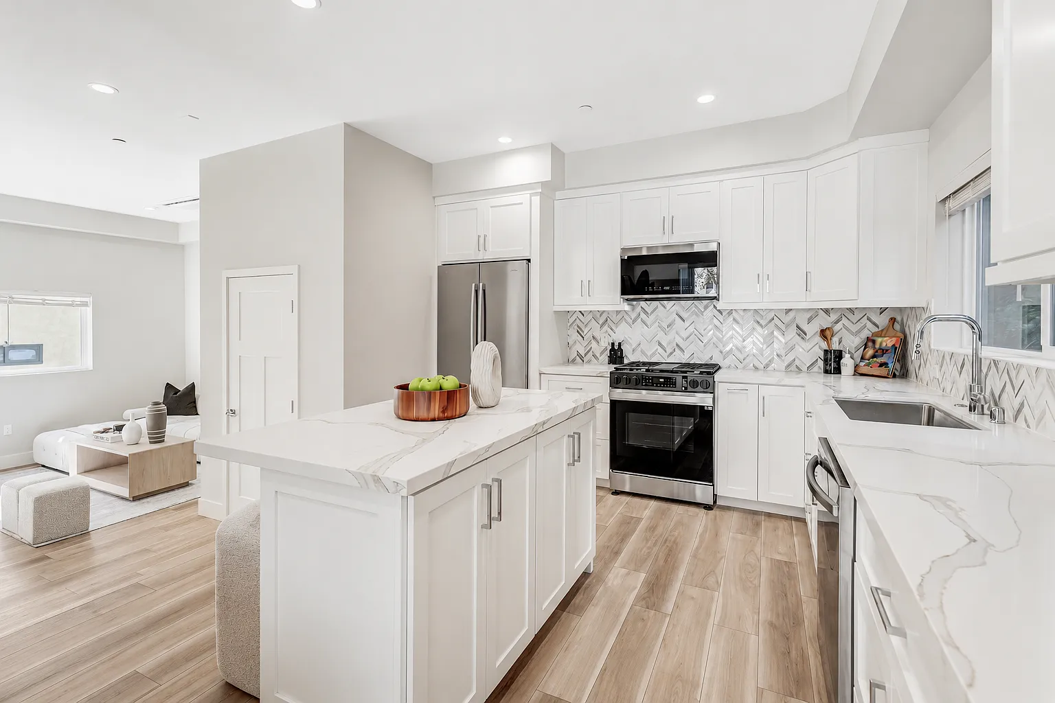 3 bed, 3.5 bath, 1910 sqft, $6,995 — Photo 3