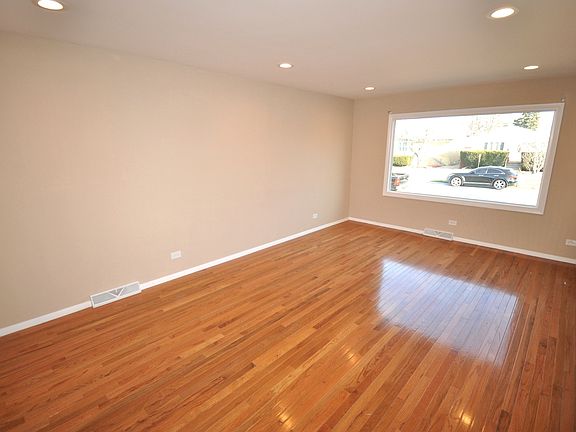 3rd image of 326 Prairie Ave