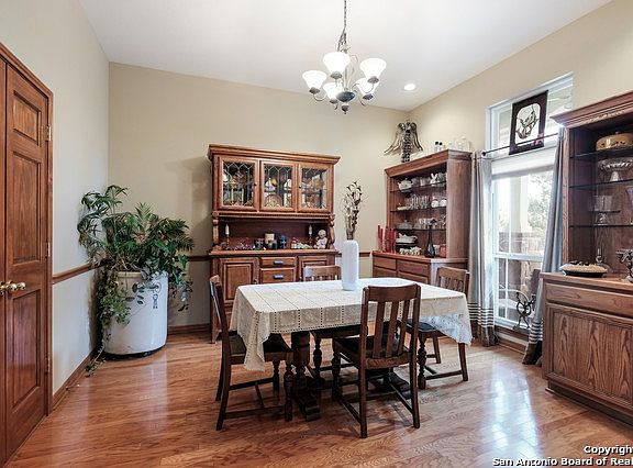 3rd image of 2665 Summit Dr