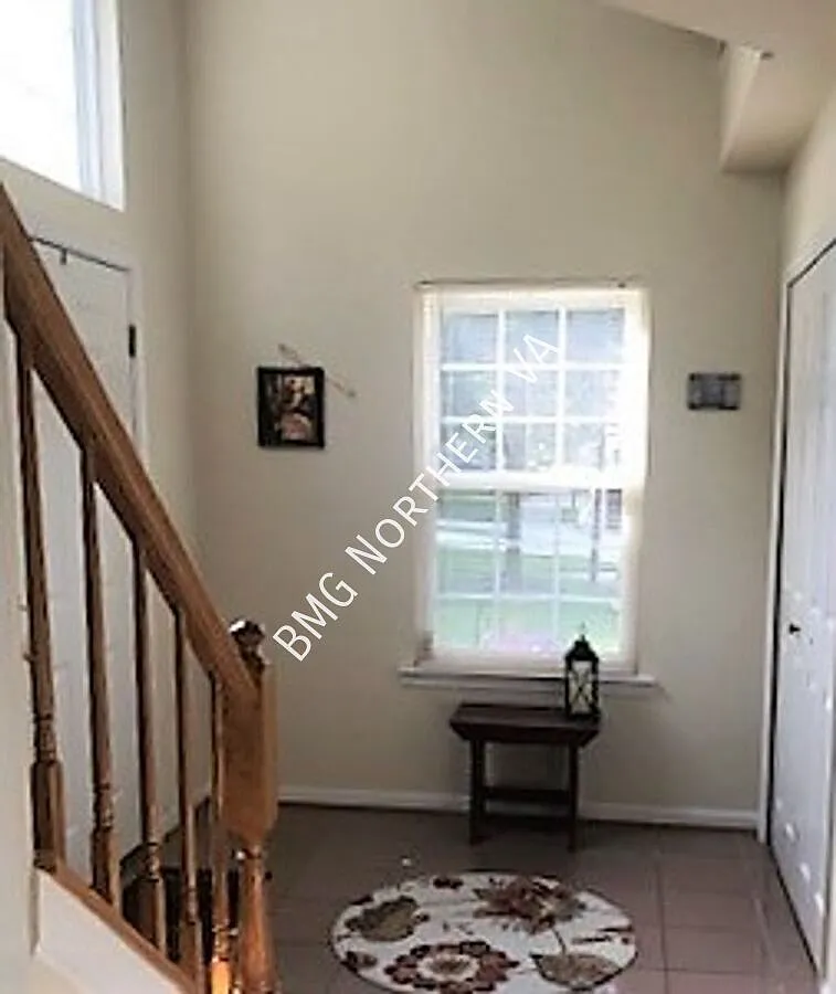 Exquisite 3 Bedroom 2/2 Bath Brick End Row Townhome In Kingstonwne — Photo 3