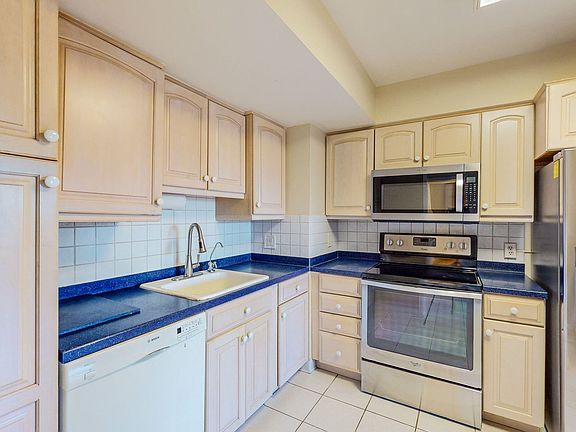 5th image of 250 Hammond Pond Pkwy APT 610N