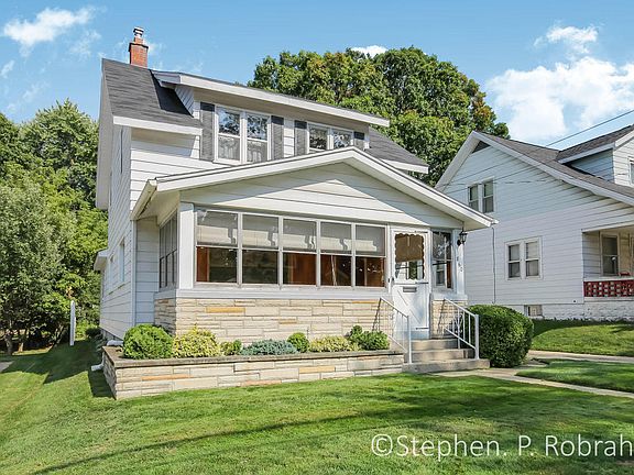 3rd image of 860 Diamond Ave NE