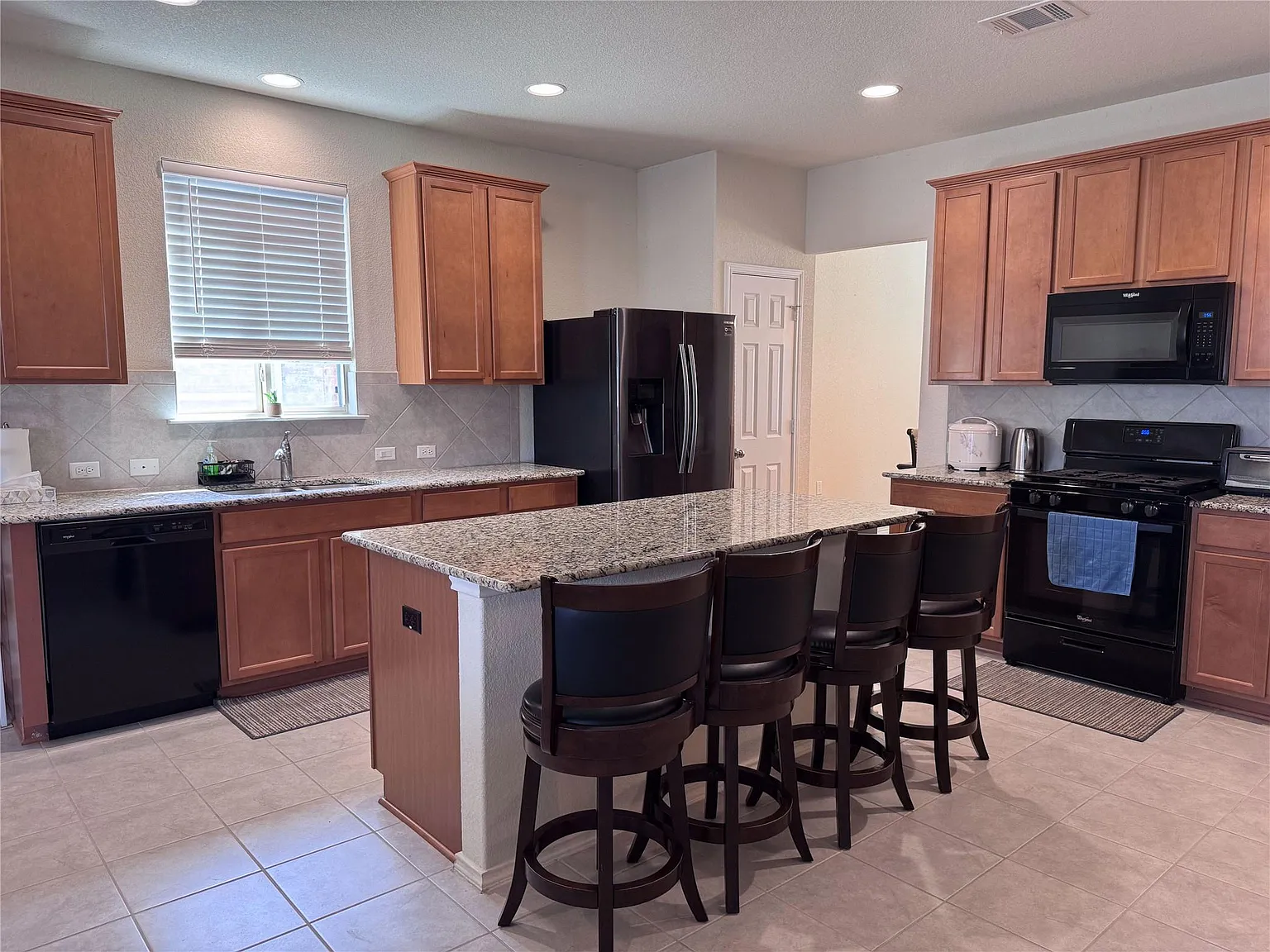 4 bed, 2.5 bath, 2491 sqft, $2,350 — Photo 3
