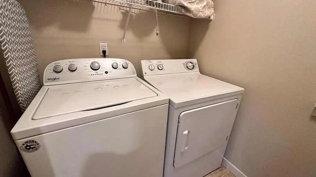 3 bed, 3.5 bath, 2440 sqft, $4,450 — Photo 3