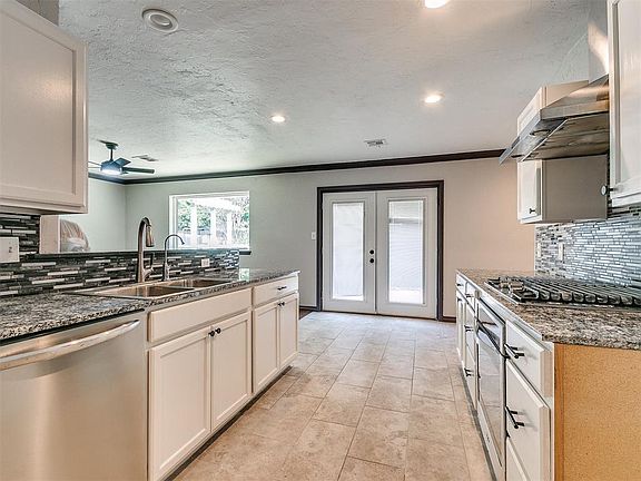 5th image of 1610 Surrey Dr