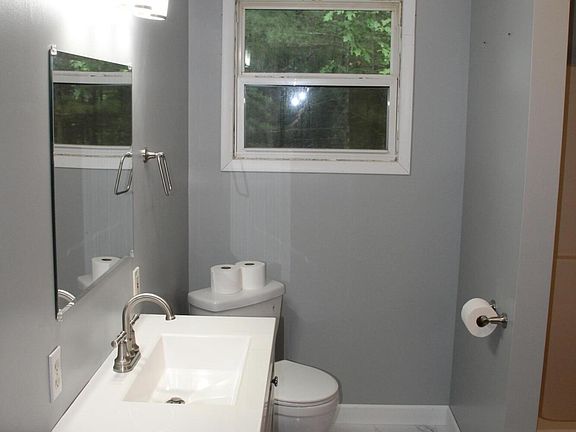 5th image of 17258 Jennifer Dr