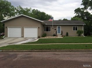 706 3rd St, Beresford, SD 57004