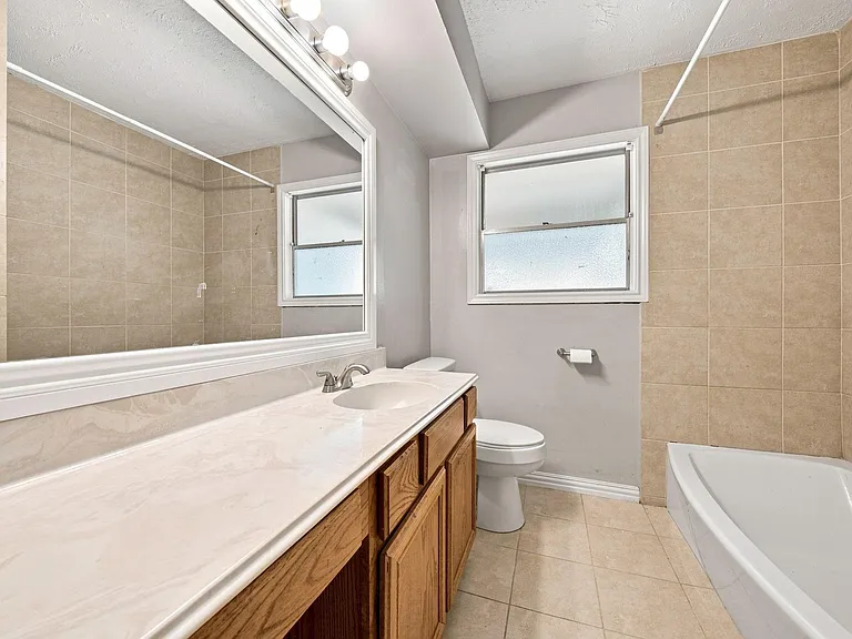 914 Martha St — Photo 25